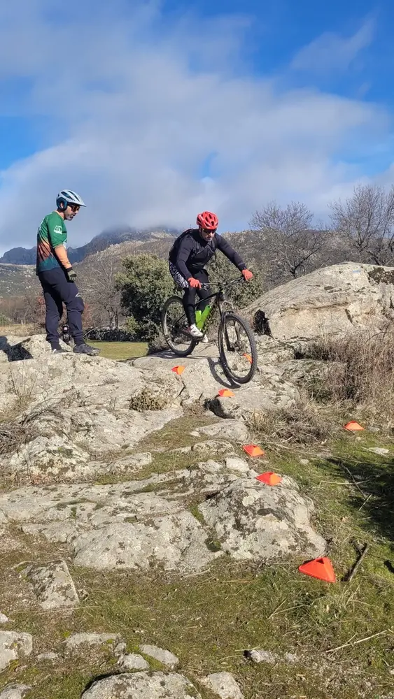 Clase particular de técnica MTB sobre roca con conos en Madrid