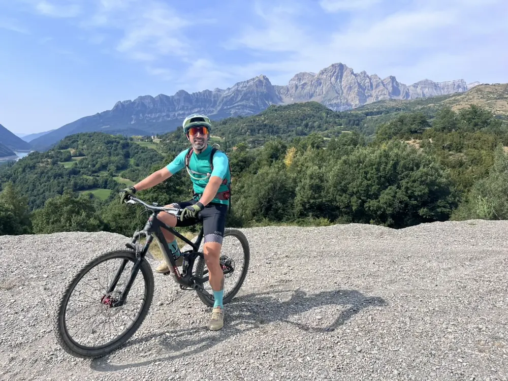 Jorge Gálvez, instructor de mountain bike, en una ruta de montaña