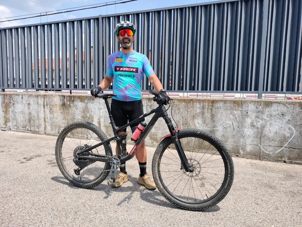 Jorge Gálvez con su bicicleta Trek